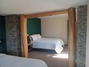 Comunidad YumaniHostal Quilla Wasi Isla del Sol的一间卧室设有两张床和大窗户
