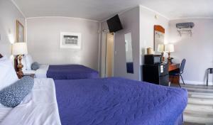 巴港Belle Isle Motel的酒店客房配有两张床和一张书桌