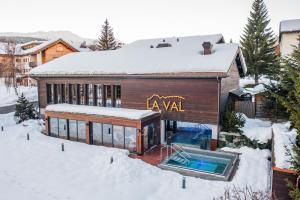 布赖尔La Val Hotel & Spa的雪中带游泳池的房子