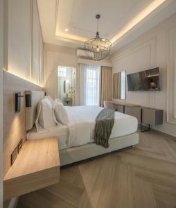 圣玛尔塔Basilica Hotel的卧室配有一张白色大床和一张书桌