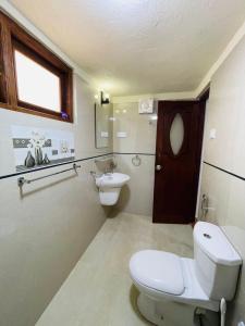阿努拉德普勒Langama Thena - ළඟම තැන的浴室配有白色卫生间和盥洗盆。