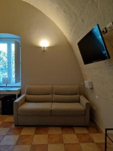 马泰拉Tenuta Danesi & Bubble Rooms的带沙发和平面电视的客厅