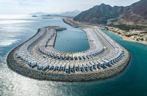 富查伊拉Al Dana Sea View Villa的海洋中一个度假岛的空中景致