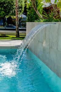 贝尼多姆Villa JAP的游泳池中的喷泉
