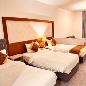 亚喀巴阿卡维斯塔套房酒店的一间酒店客房,房间内设有三张床
