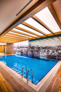 伊斯坦布尔伊斯坦布尔格里翁酒店的一座带天花板的大型游泳池