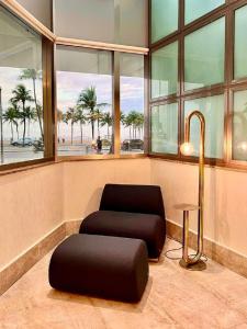 里约热内卢阿斯托里亚宫殿酒店的客房设有椅子、桌子和窗户。