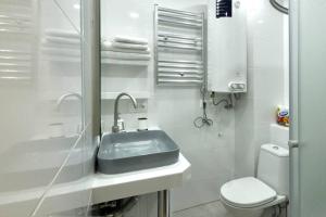 古多里Pazuzu Top View的白色的浴室设有水槽和卫生间。