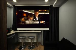 古多里Pazuzu Top View的一个带两个凳子的房间的平面电视