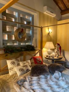 兰波雷基奥Il Borghetto Andrea Tafi的一间卧室配有一张床和一张带台灯的桌子