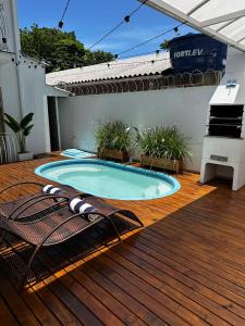 弗洛里亚诺波利斯Casa das Flores的一个带庭院的木甲板上的游泳池
