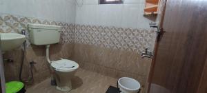 安娜维拉缇Koonamparayil Home Stay Munnar Anaviratty-Family Only的一间带卫生间和水槽的浴室