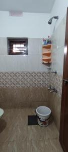 安娜维拉缇Koonamparayil Home Stay Munnar Anaviratty-Family Only的一间带卫生间和水槽的浴室