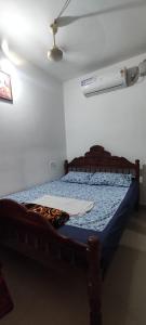 安娜维拉缇Koonamparayil Home Stay Munnar Anaviratty-Family Only的卧室配有一张床