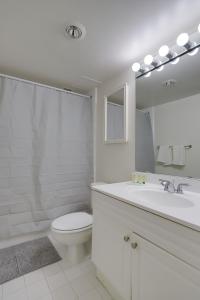 阿林顿Stay with Style in this Condo at Crystal City的白色的浴室设有卫生间和水槽。