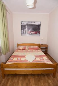 斯克拉斯卡波伦巴Willa Nova - Centrum的卧室配有一张床铺,墙上挂着一幅汽车照片
