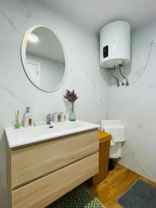 丰沙尔Cozy House的一间带水槽和镜子的浴室