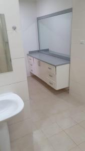 帕拉马里博玛雅公寓的白色的浴室设有水槽和镜子