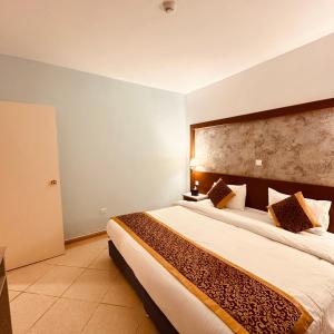 亚喀巴阿卡维斯塔套房酒店的一间卧室,卧室内配有一张大床