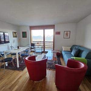 NaxAppartement meublé à louer à Nax的客厅配有沙发和桌椅