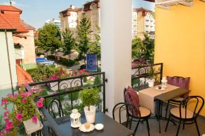 赫维兹露西亚别墅公寓的设有带桌椅的市景阳台。