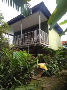 San RafaelHospedaje Rio Celeste Katira, Habitación privada的带阳台的房子