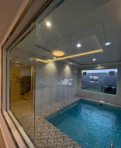 艾卜哈شاليهات الود的玻璃墙房间的游泳池