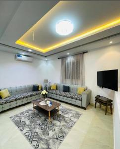 艾卜哈شاليهات الود的带沙发和平面电视的客厅