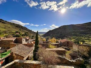 帕托内斯El Bulín de Patones的享有以山为背景的村庄美景
