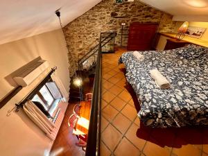 帕托内斯El Bulín de Patones的卧室设有一张床和楼梯,享有风景。