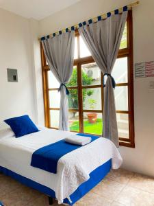 比亚米尔港Gran Hostal Tintorera的一间卧室设有一张床和一个窗口