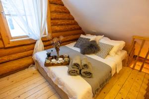MālpilsJaunlidumnieki的一间卧室,床上有鞋