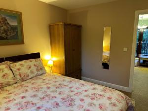 EcclesallBeechcroft Corner House的一间卧室配有一张床和一个梳妆台