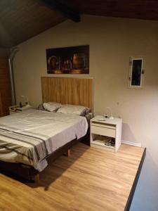 BarrancasCabañas LUNALUMA的一间卧室配有一张床和一个床头柜