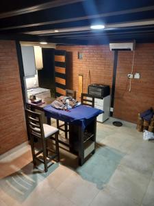BarrancasCabañas LUNALUMA的一间厨房,里面配有蓝色的桌子和椅子