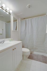 阿林顿Quiet Apt with Excellent Amenities @Crystal City的白色的浴室设有卫生间和水槽。