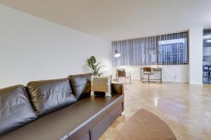 Quiet Apt with Excellent Amenities @Crystal City的休息区