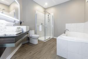 维多利亚维尔维多利亚维尔品质酒店套房的一间带水槽、卫生间和淋浴的浴室