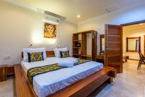吉利阿尔Paradise Villa Gili Air的一间卧室配有一张大床和一张书桌
