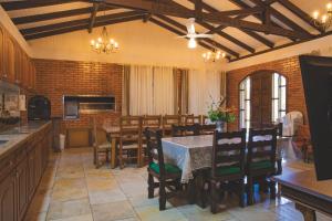 本图贡萨尔维斯Sítio Vale dos Vinhedos的厨房以及带桌椅的用餐室。