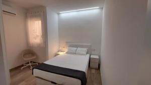卡斯特利翁-德拉普拉纳Lemon Tree Home的一间白色的小房间,配有床和窗户