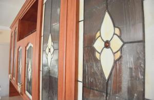 埃尔德Villa Csilla elegant house的木柜,上面装有彩色玻璃窗