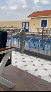 Ash Shuqraشاليه الشروق的一个带围栏和长凳的游泳池的度假酒店