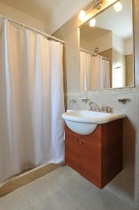 维拉卡洛斯帕兹AVIS Departamentos peatonal的浴室设有水槽和白色的淋浴帘