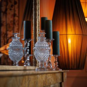 科尔维纳克Domaine de Locguénolé & Spa - Relais & Chateaux的一组玻璃瓶,桌上放着蜡烛