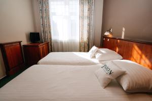 布拉格布拉格联合酒店的酒店客房设有两张床和窗户。