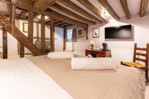彼得斯菲尔德The White Horse, Rogate的一间卧室配有两张床和一台平面电视