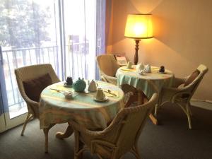 凯恩伯尼尔利斯酒店的两张桌子,带椅子和灯