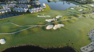 那不勒斯GreenLinks Golf View Villa Mustang at Lely Resort的一座高尔夫球场与那间失踪别墅的 ⁇ 染