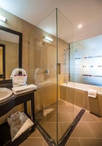 基苏木相思精品酒店 的带淋浴、盥洗盆和浴缸的浴室